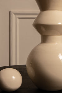 Vase en faïence, céramique blanche émailée. Création artisanale made in France. Formes rondes et généreuses réalisée à la main en France par notre artisan.