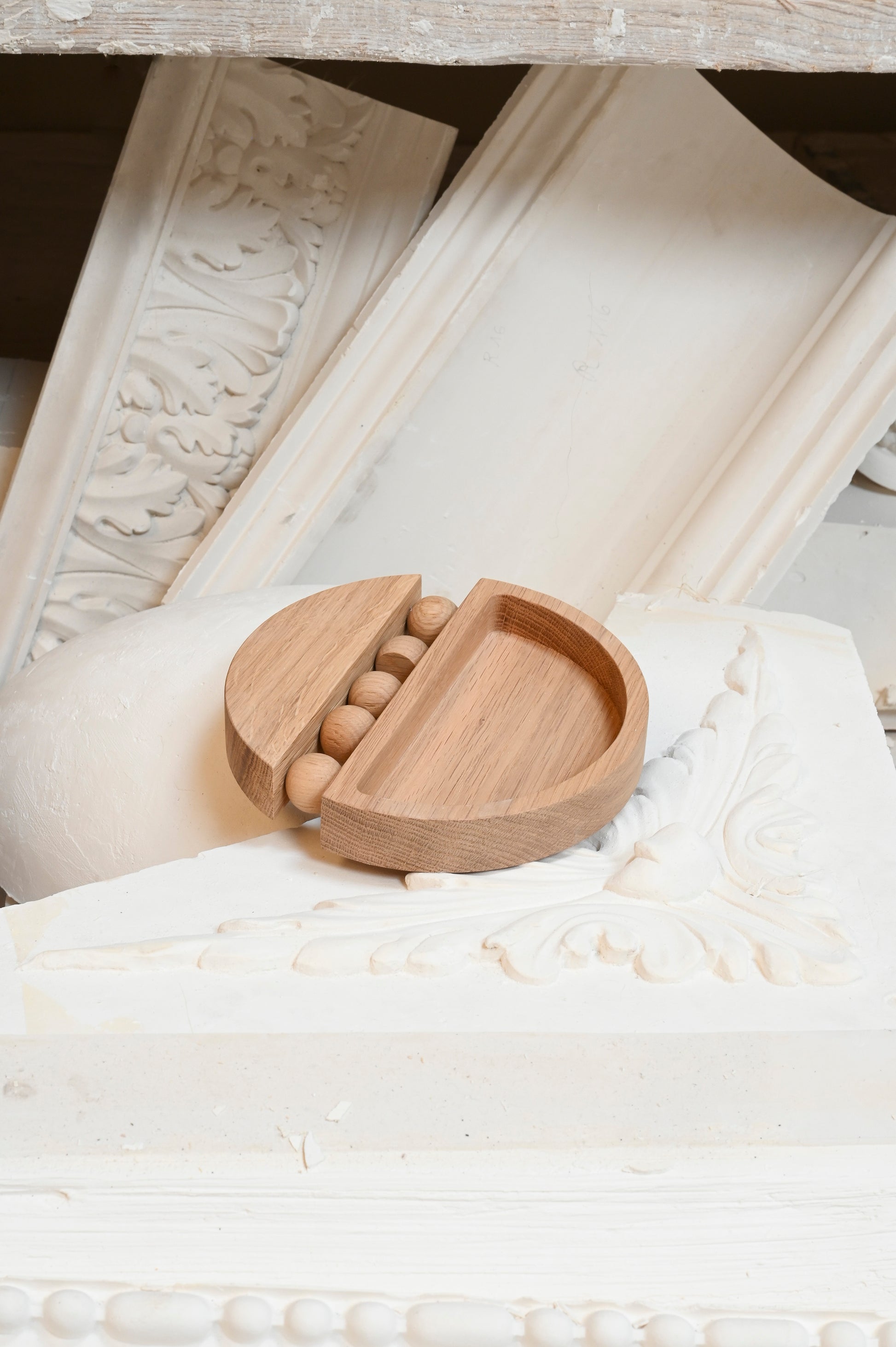 Pièce iconique notre collection signature, le vide poche Tolitoli se voit sublimer d'un nouveau matériau pour Résonance: le bois de chêne naturel. En décoration d’intérieur, il y a des petits objets qui font la différence ! C’est le cas du vide poche&nbsp;Tolitoli&nbsp;réalisé en bois naturel de chêne.


Sur une console dans l’entrée pour y déposer ses clés, ou sur une table basse pour ranger ses trésors, sa forme entrecoupée de cette ligne de sphères emblématique de notre collection signature.