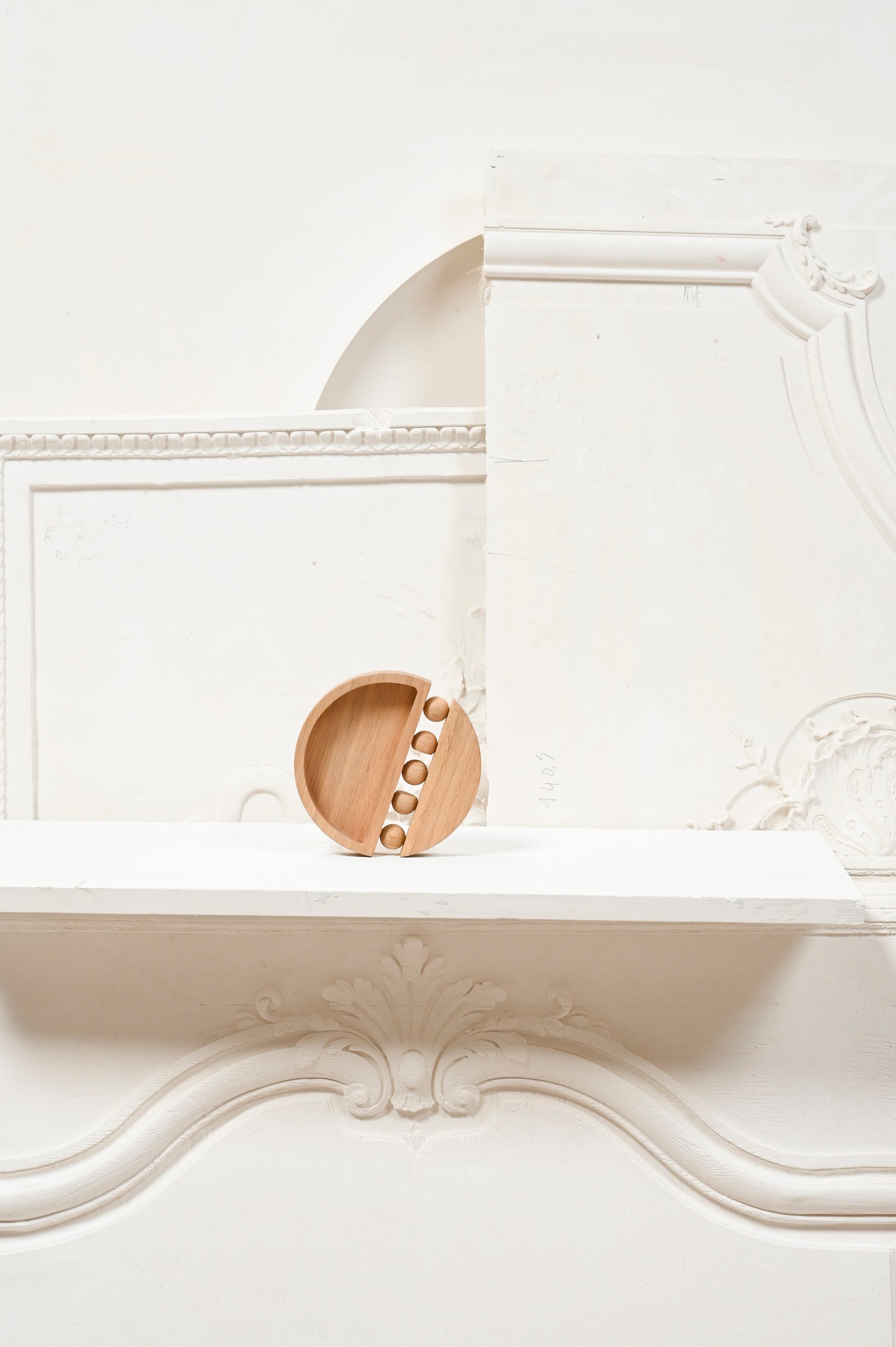 Pièce iconique notre collection signature, le vide poche Tolitoli se voit sublimer d'un nouveau matériau pour Résonance: le bois de chêne naturel. En décoration d’intérieur, il y a des petits objets qui font la différence ! C’est le cas du vide poche&nbsp;Tolitoli&nbsp;réalisé en bois naturel de chêne.


Sur une console dans l’entrée pour y déposer ses clés, ou sur une table basse pour ranger ses trésors, sa forme entrecoupée de cette ligne de sphères emblématique de notre collection signature.